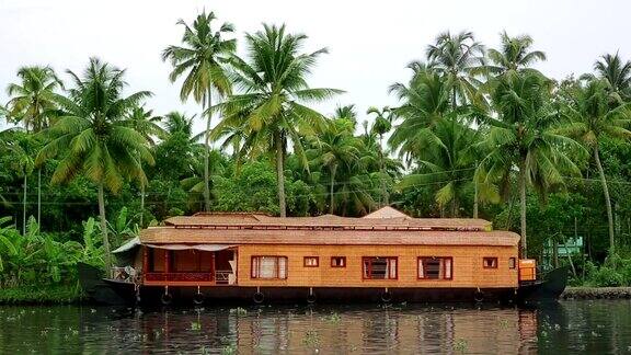喀拉拉邦回水区的游艇屋