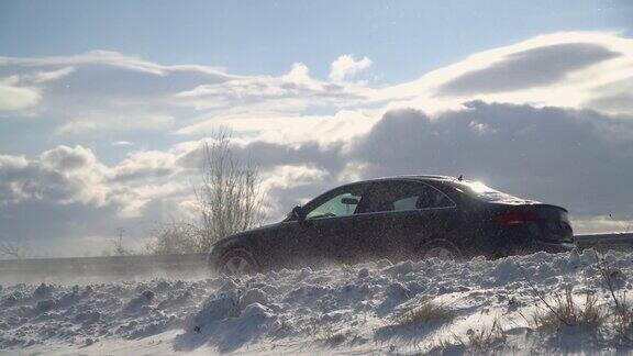 暴风雪给交通带来危险道路崎岖大风吹雪