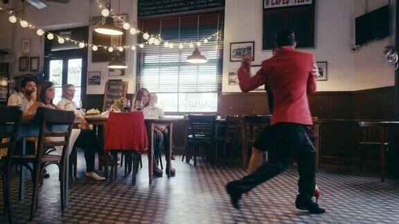多代阿根廷家庭在餐厅欣赏探戈表演