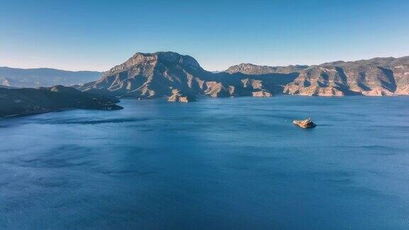 泸沽湖上奇特的岛屿和山峰