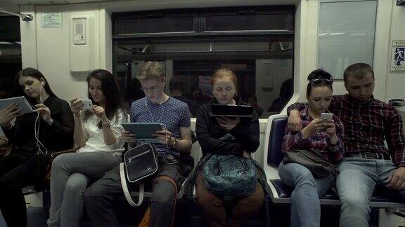 人们在乘坐地铁时使用平板电脑