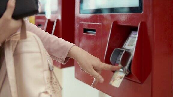 女人在自动取款机刷卡付款手的特写