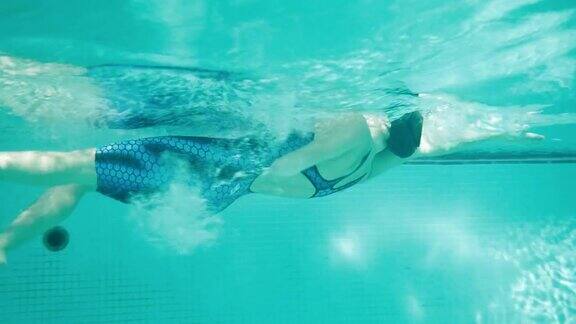 适应性运动员练习仰泳