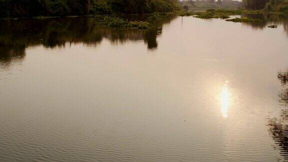 这条河在傍晚的时候看到太阳反射在水面上