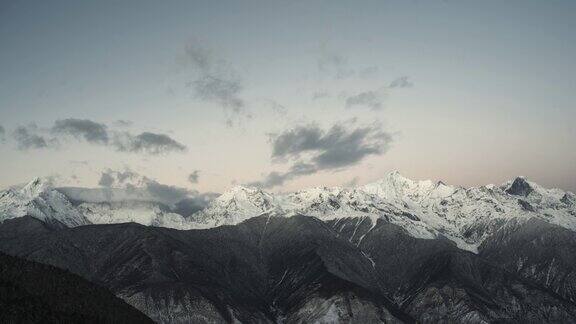 梅里雪山的卡瓦格博山在日出时的延时镜头