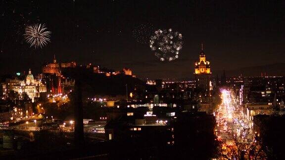 4K:爱丁堡苏格兰王子街天空中有烟花