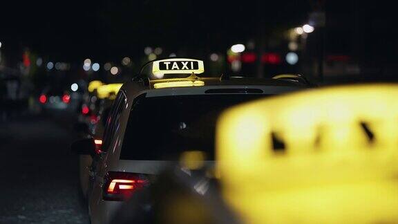 在德国科隆的停车场夜间一辆汽车上的出租车标志