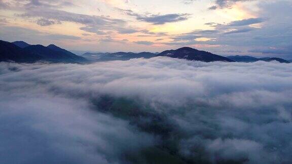 空中的时间流逝飞行之上的薄雾云在美丽的晚上自然的颜色hyperlapse