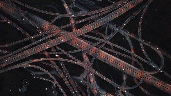 鸟瞰图的天桥和繁忙的交通在黄昏