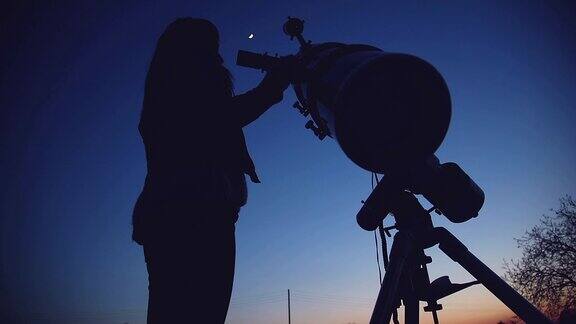 用望远镜看月亮的女孩