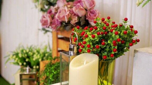 婚礼装饰桌上有一束人造花和蜡烛