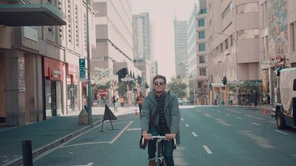 在城市环境中骑自行车的人
