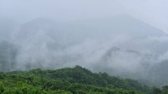 山景雨天雾蒙蒙