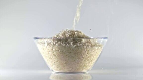 米饭撒在碗里的特写