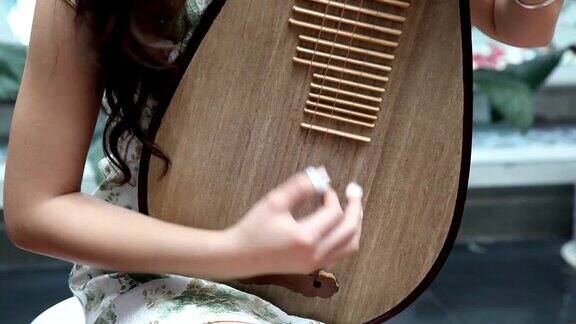 弹奏中国乐器琵琶