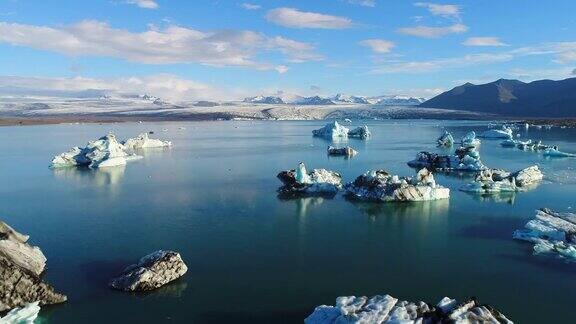 4K空中电影飞越冰川碎片泻湖冰岛Jokulsarlon