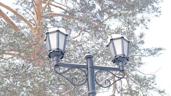 冬天复古灯笼形状的街灯被雪覆盖着摄像机运动