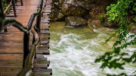 河上有一座古老的木桥