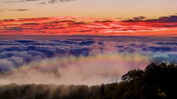 在阿巴拉契亚山脉神秘的云形成与彩虹