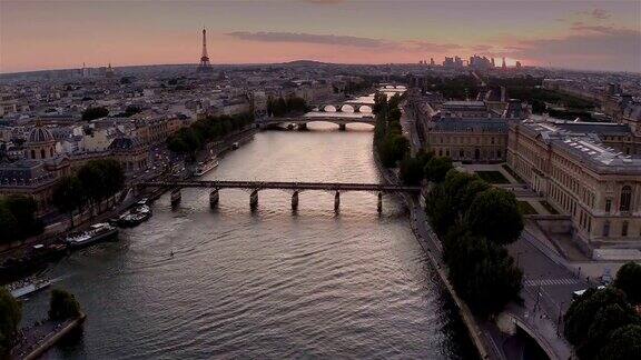 日落时巴黎的鸟瞰图