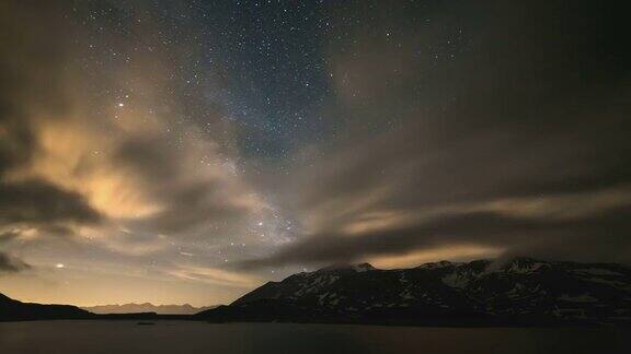 银河时光流逝越过白雪覆盖的阿尔卑斯山