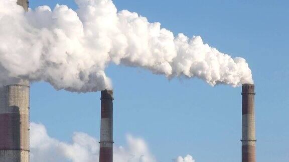 烟囱里冒出的烟雾造成的空气污染
