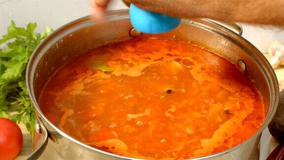 一锅自制的开胃美味罗宋汤红甜菜根蔬菜汤在平底锅中煮