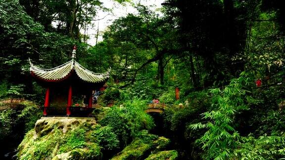 朝圣者去寺庙祈祷