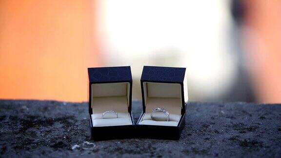 结婚戒指放在阳台上的盒子里