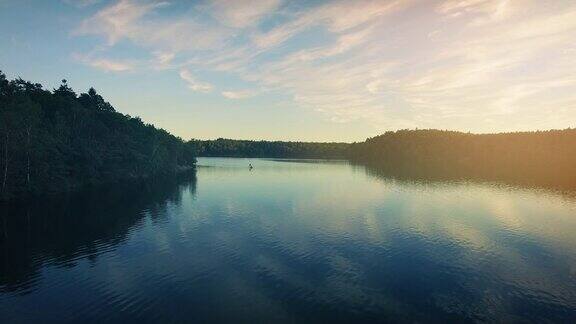 在瑞典的一个湖上划滑板