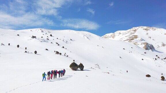 冬季高山登山队在高海拔的山峰上连续向上移动