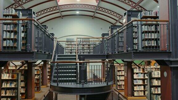 图书馆里一排排整齐排列的书架安静的空图书馆里有各种各样的书