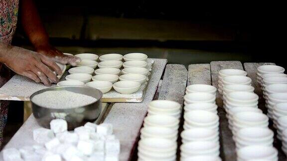 工人在工厂制作工艺碗陶瓷