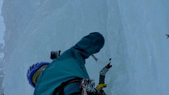 冰上攀岩者正在装备防护装备