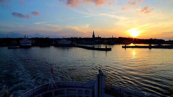 渡船在日落时离开码头