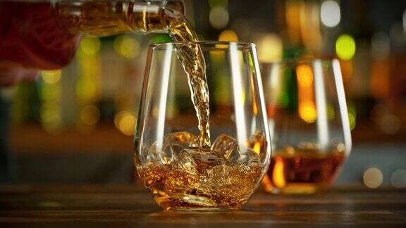 将威士忌倒入玻璃杯的超慢动作