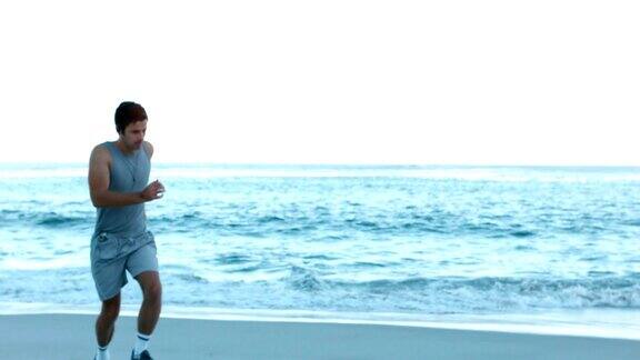 一对在海滩上跑步的运动情侣