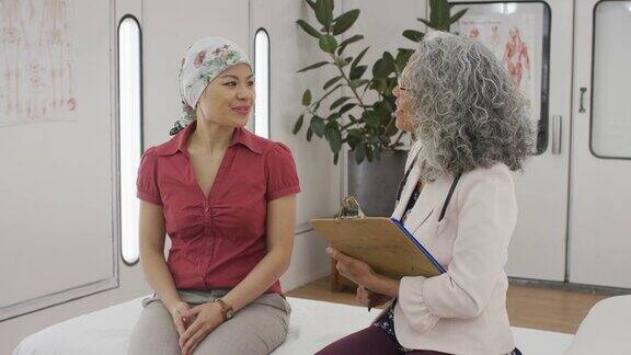 癌症患者与她的资深医生进行生动的对话