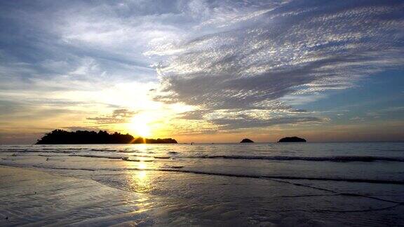美丽的日落在热带海滩和海洋景观泰国昌岛4k的决议