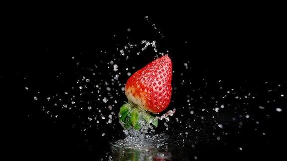 湿草莓在空气中旋转溅起水珠