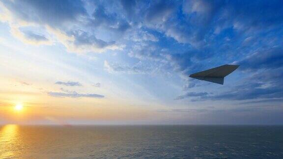 纸飞机飞过海平面