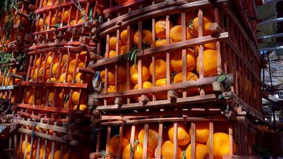 熟透多汁的橘子躺在木箱里