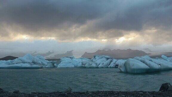 冰岛冰川湖上的黄昏