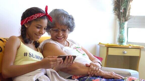 十几岁的孩子在和奶奶玩手机