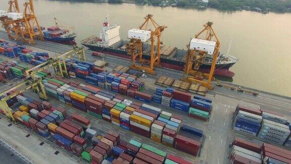 鸟瞰图工业港口与集装箱船