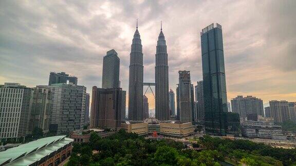 4K时间流逝日落场景的电影移动云和马来西亚吉隆坡市双子星塔