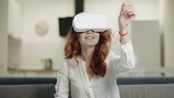 美丽的女士玩互动虚拟眼镜在现代厨房