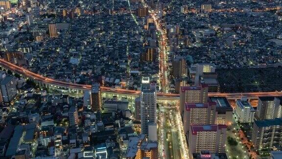 夜晚十字路口繁忙的交通日本大阪市