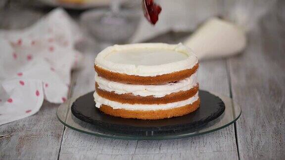 糕点师用糕点袋在蛋糕上挤奶油