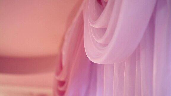 房间内部有漂亮的紫色窗帘